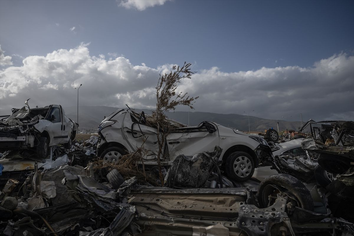 Hatay'daki "araba mezarlığı" felaketin boyutunu gözler önüne seriyor - Sayfa 4