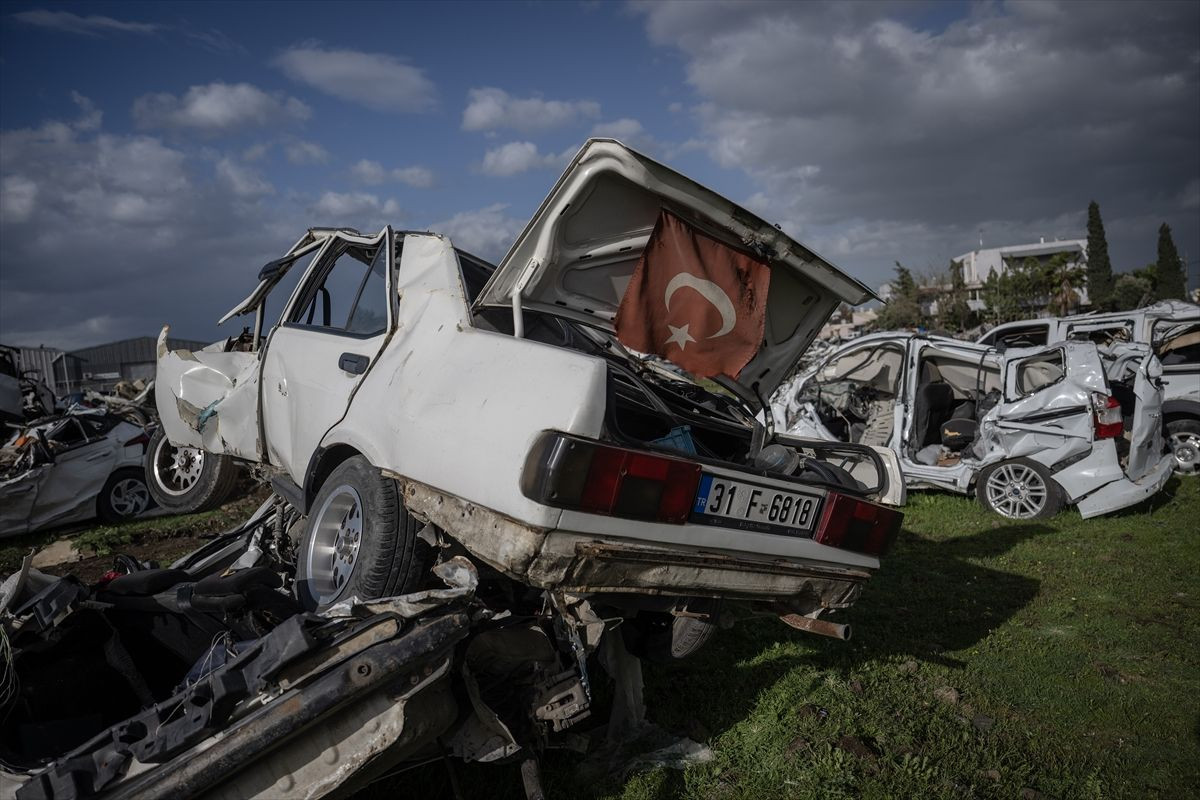 Hatay'daki "araba mezarlığı" felaketin boyutunu gözler önüne seriyor - Sayfa 8