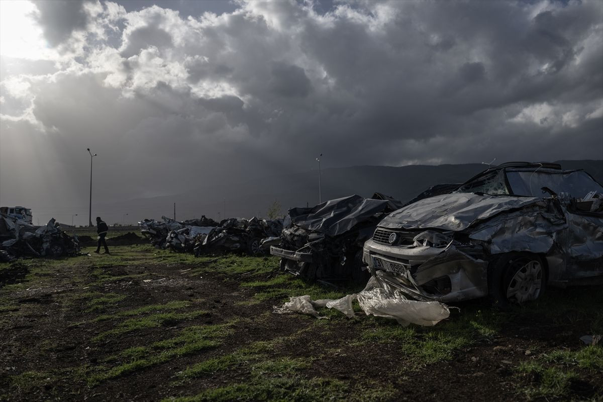 Hatay'daki "araba mezarlığı" felaketin boyutunu gözler önüne seriyor - Sayfa 13