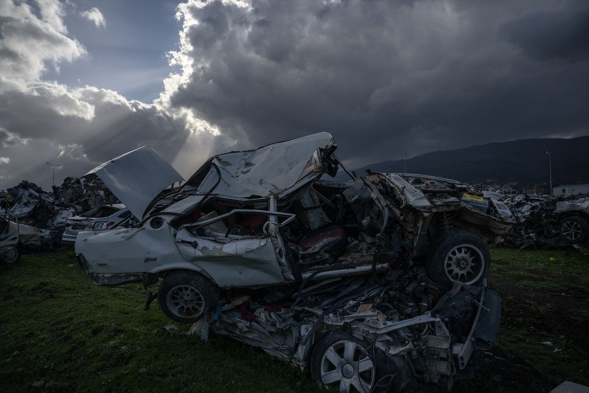 Hatay'daki "araba mezarlığı" felaketin boyutunu gözler önüne seriyor - Sayfa 14