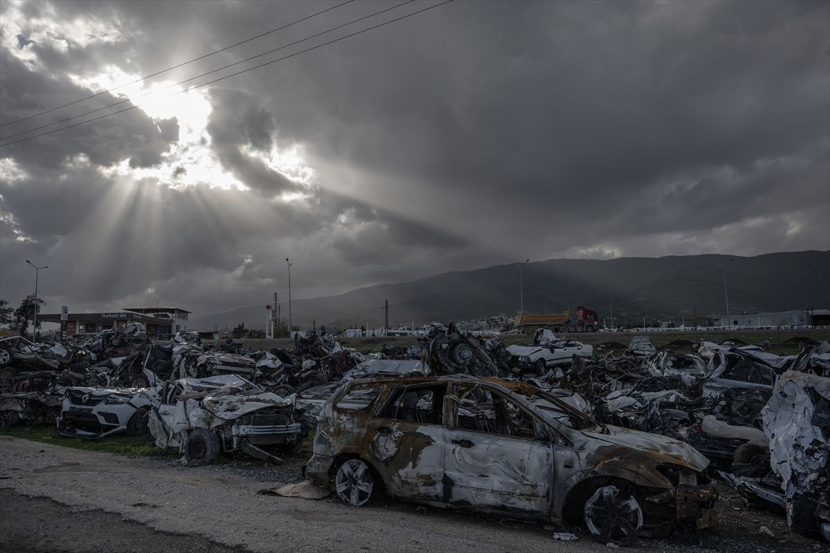 Hatay'daki "araba mezarlığı" felaketin boyutunu gözler önüne seriyor - Sayfa 15