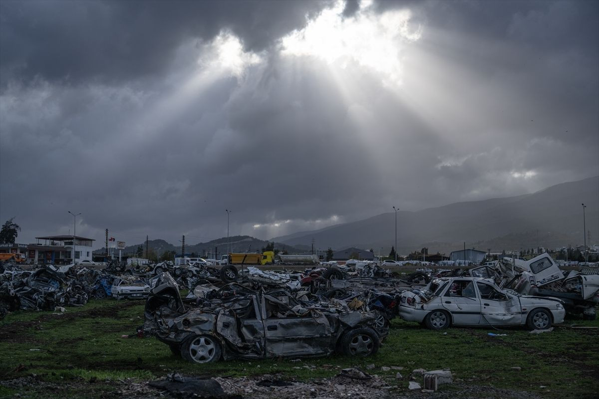 Hatay'daki "araba mezarlığı" felaketin boyutunu gözler önüne seriyor - Sayfa 17