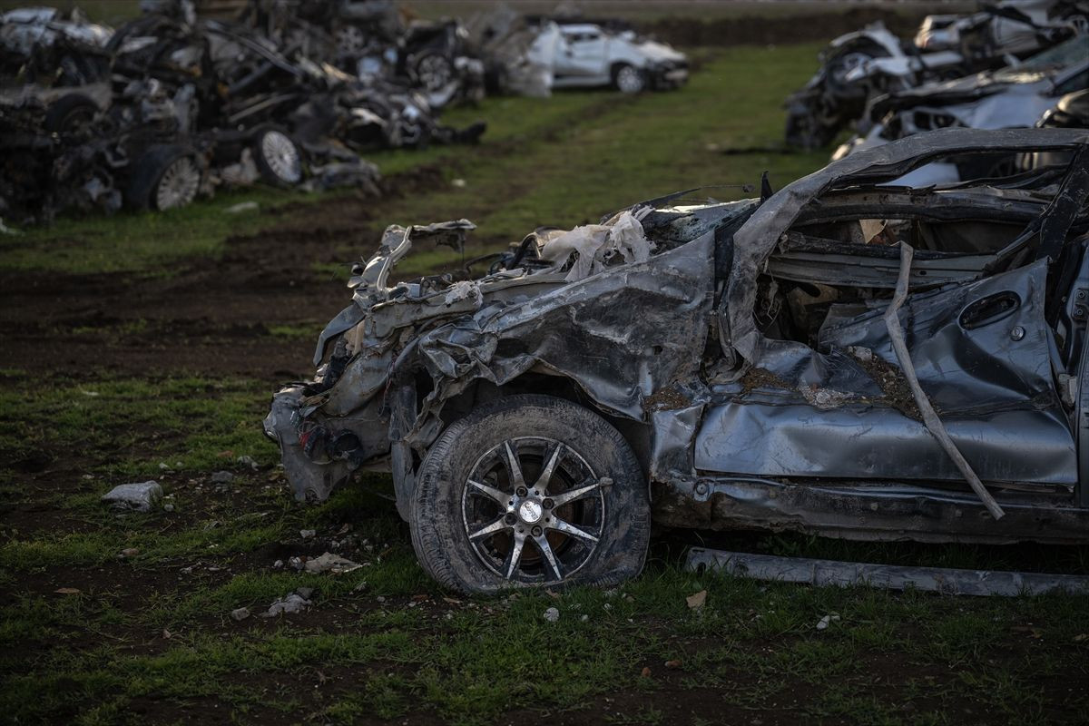 Hatay'daki "araba mezarlığı" felaketin boyutunu gözler önüne seriyor - Sayfa 20