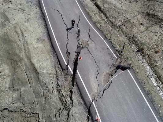 Bingöl'de çöken yollar havadan görüntülendi