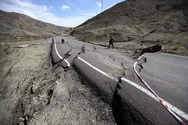 Bingöl'de çöken yollar havadan görüntülendi