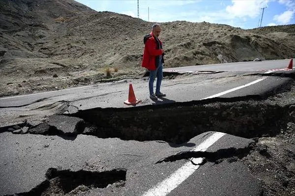 Bingöl'de çöken yollar havadan görüntülendi