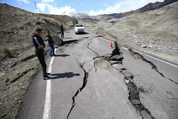 Bingöl'de çöken yollar havadan görüntülendi
