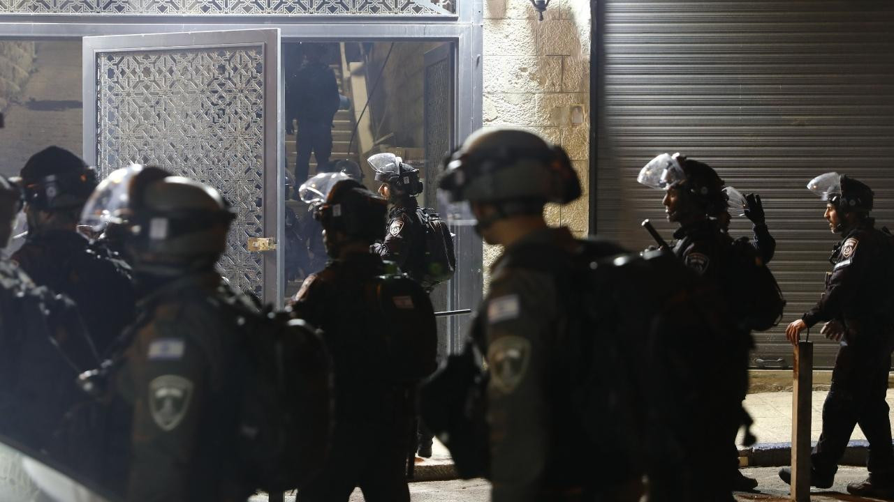 Mescid-i Aksa'ya İsrail polisi baskın düzenledi