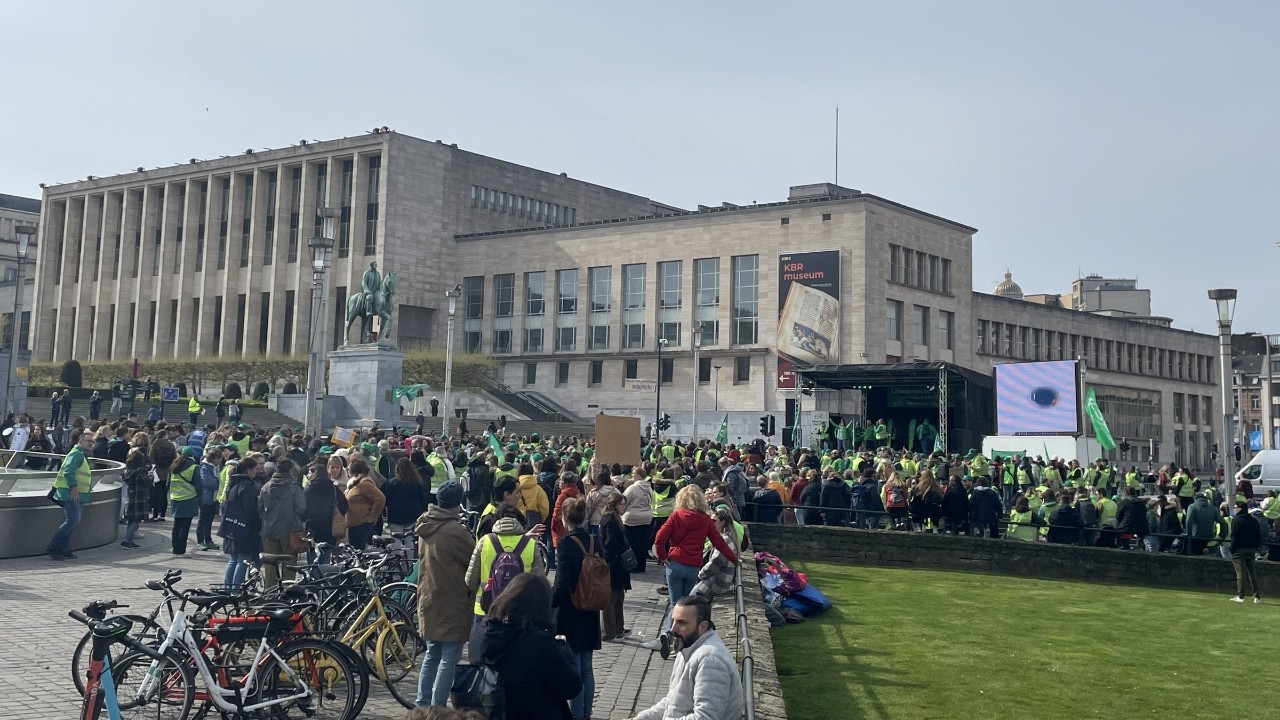 Brüksel'de öğretmenler greve gitti!