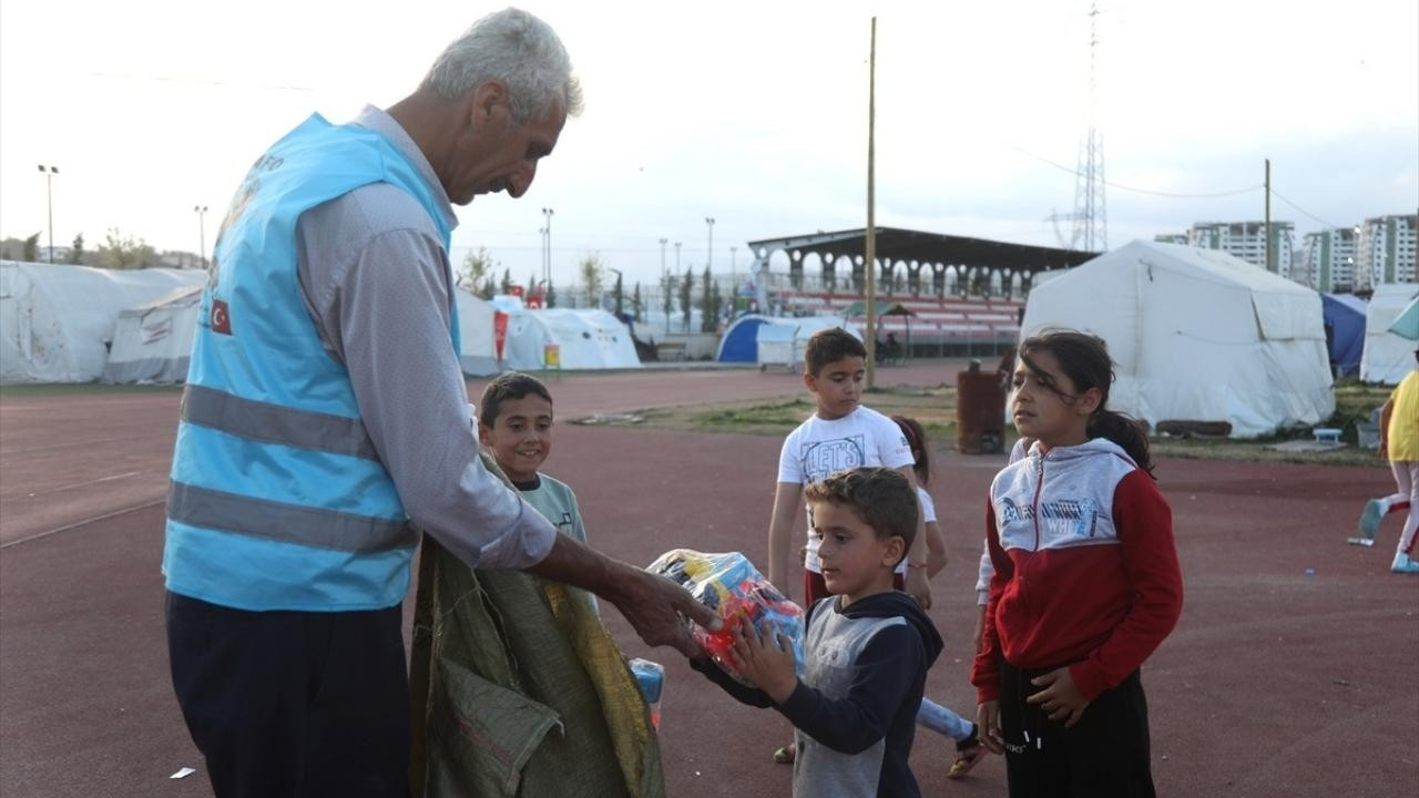 Depremzede çocuklara oyuncak dağıttılar!