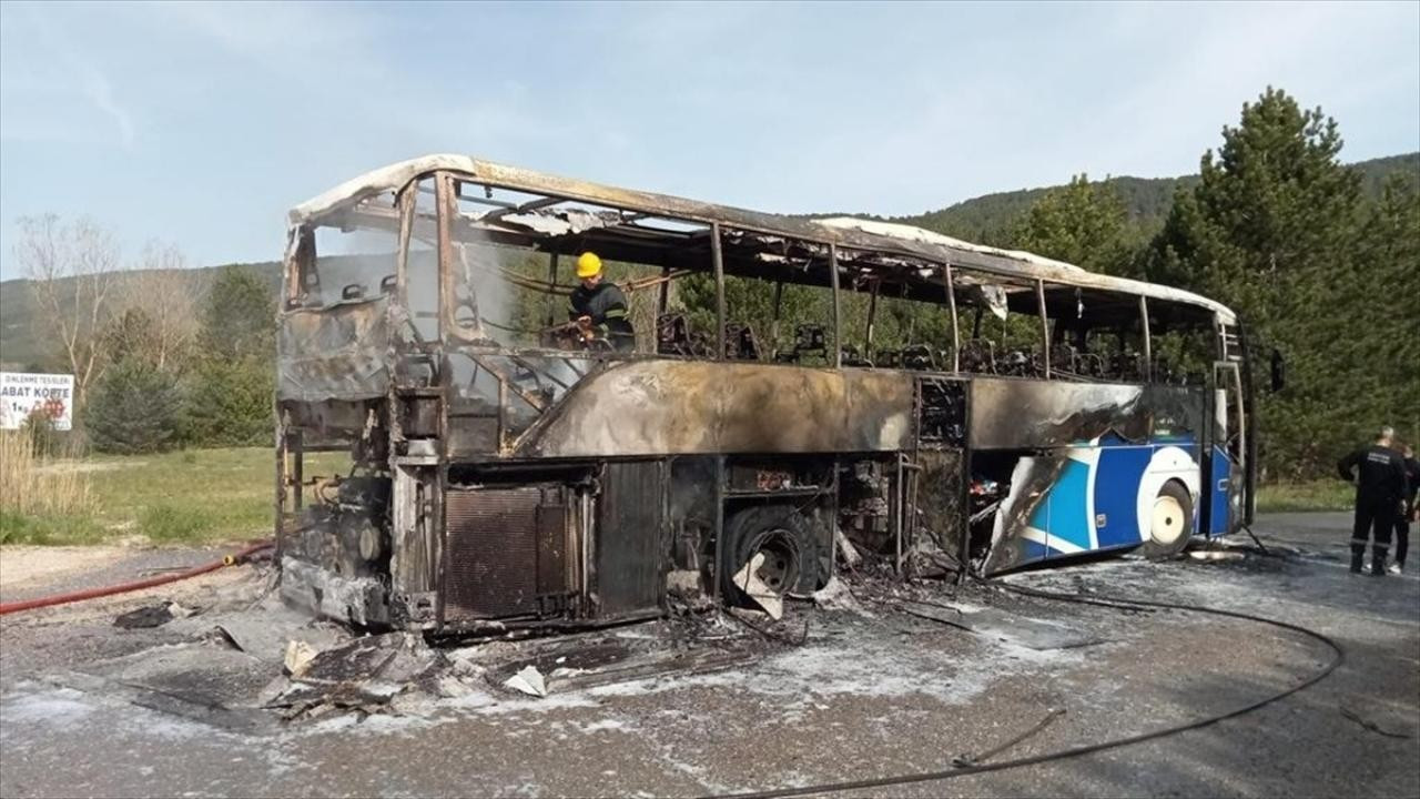 Seyir halindeki yolcu otobüsü tamamen yandı!