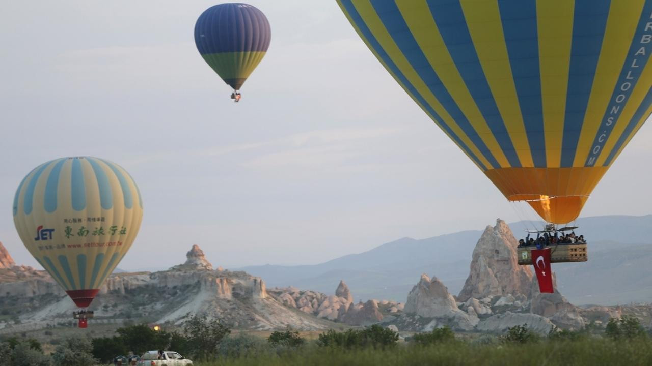 Kapadokya'da balonlar Türk bayrakları ile uçtu!