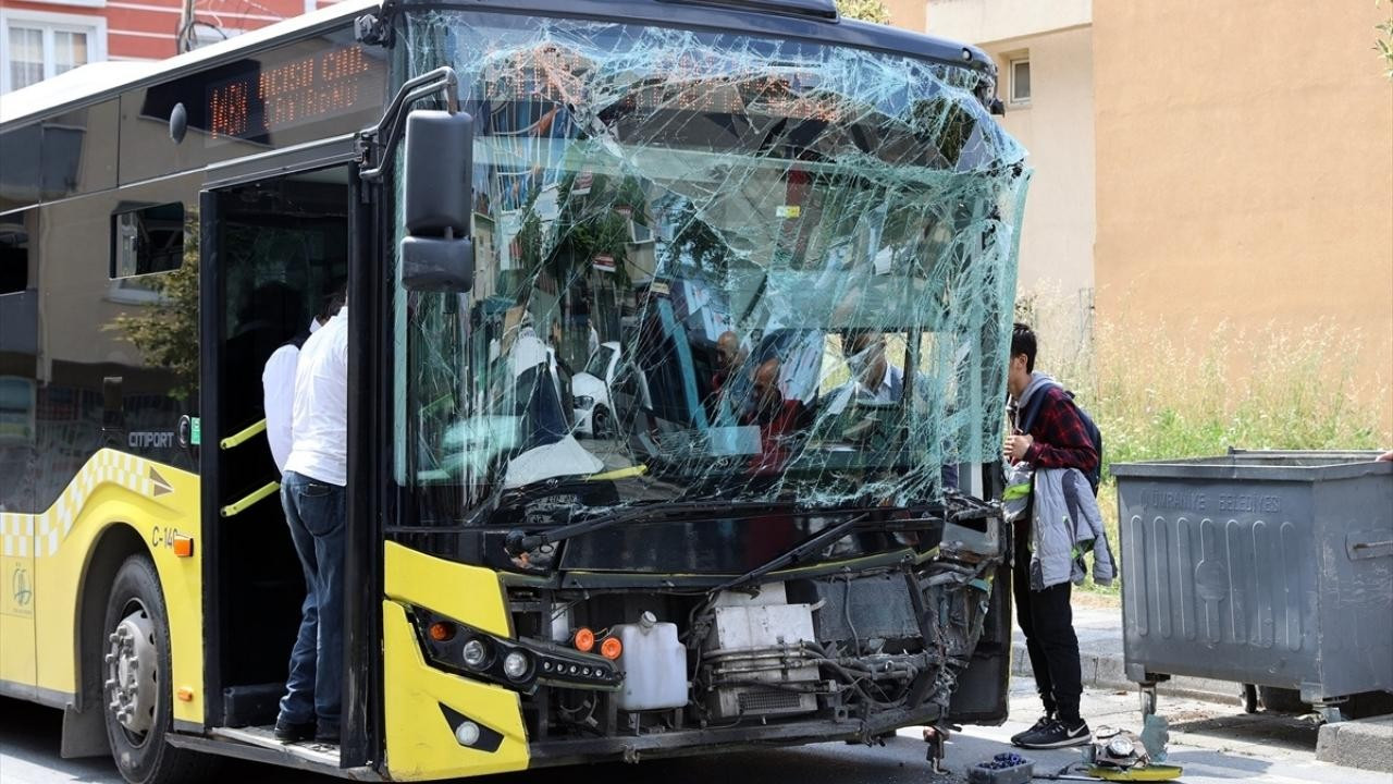 İstanbul'da 2 İETT otobüsü çarpıştı! 3 yaralı