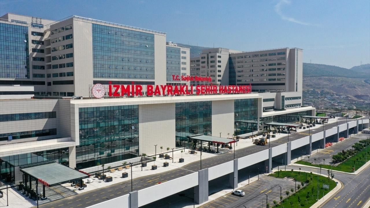 İzmir Bayraklı Şehir Hastanesi gün sayıyor