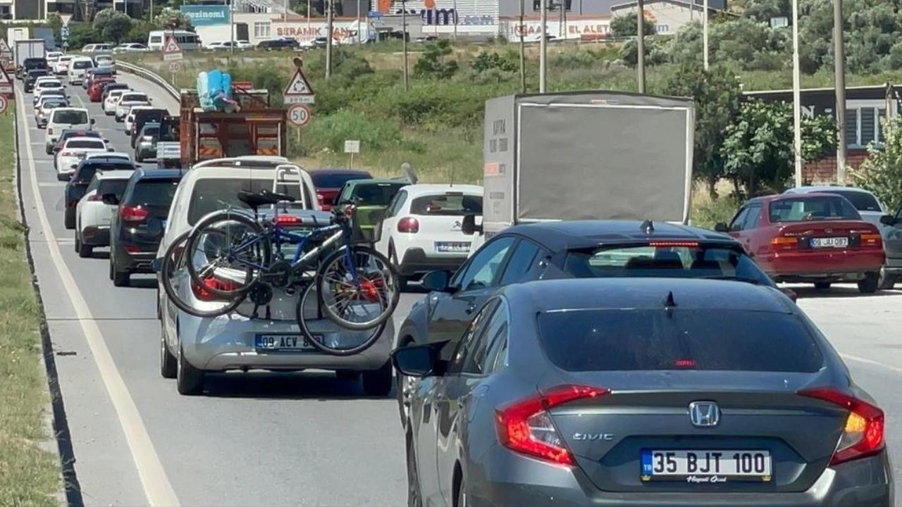 İzmir'de bayram yoğunluğu! Çeşme doldu, taştı!