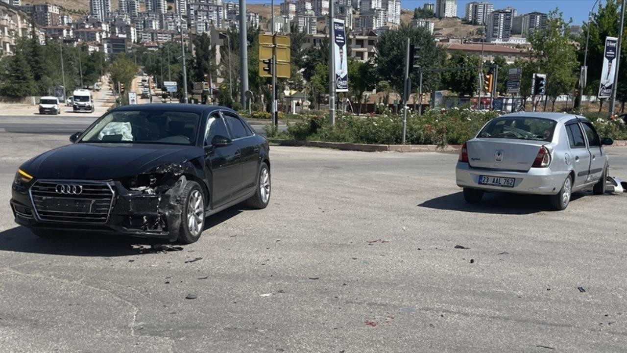 Elazığ'da iki otomobilin çarpıştı! 3 yaralı