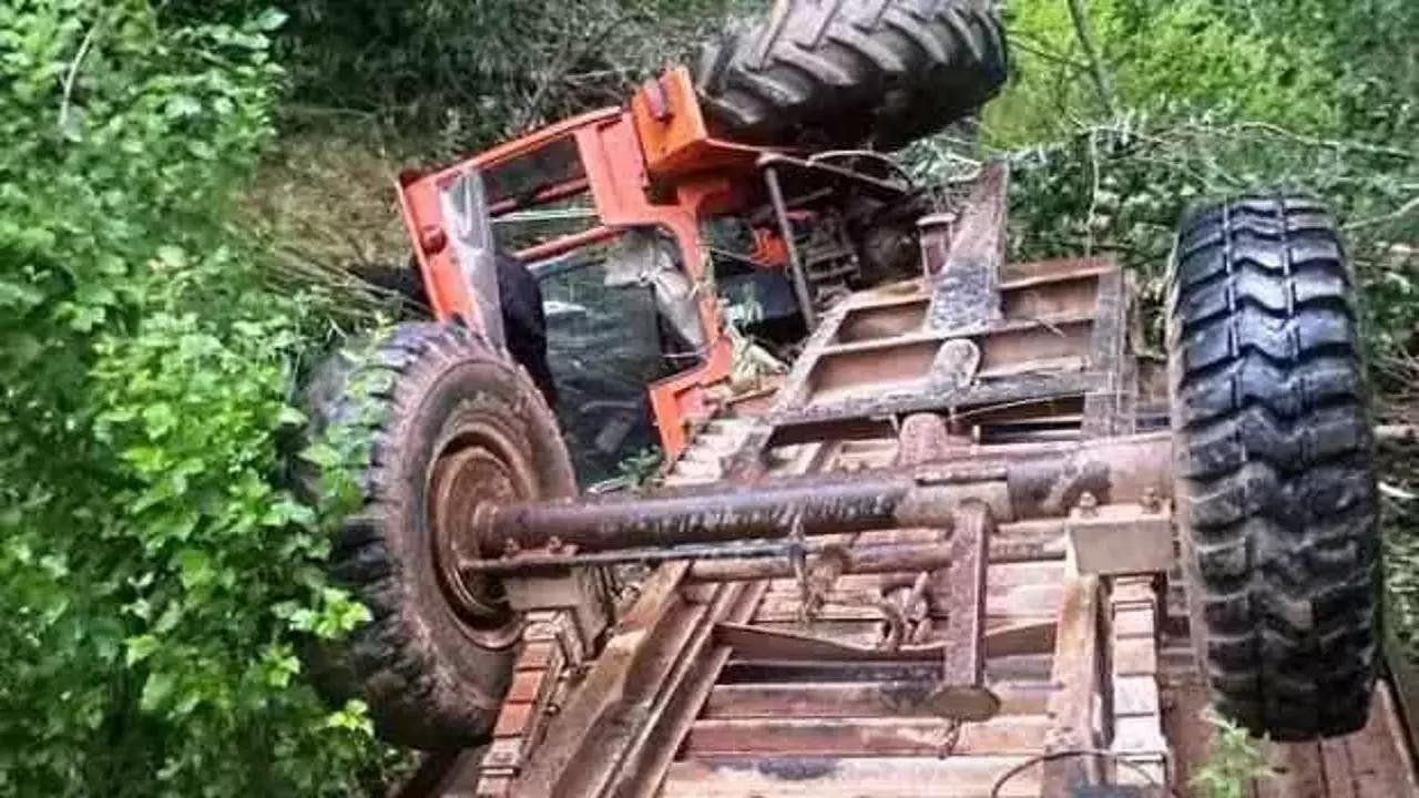 Eski belediye başkanı traktörün altında kaldı!