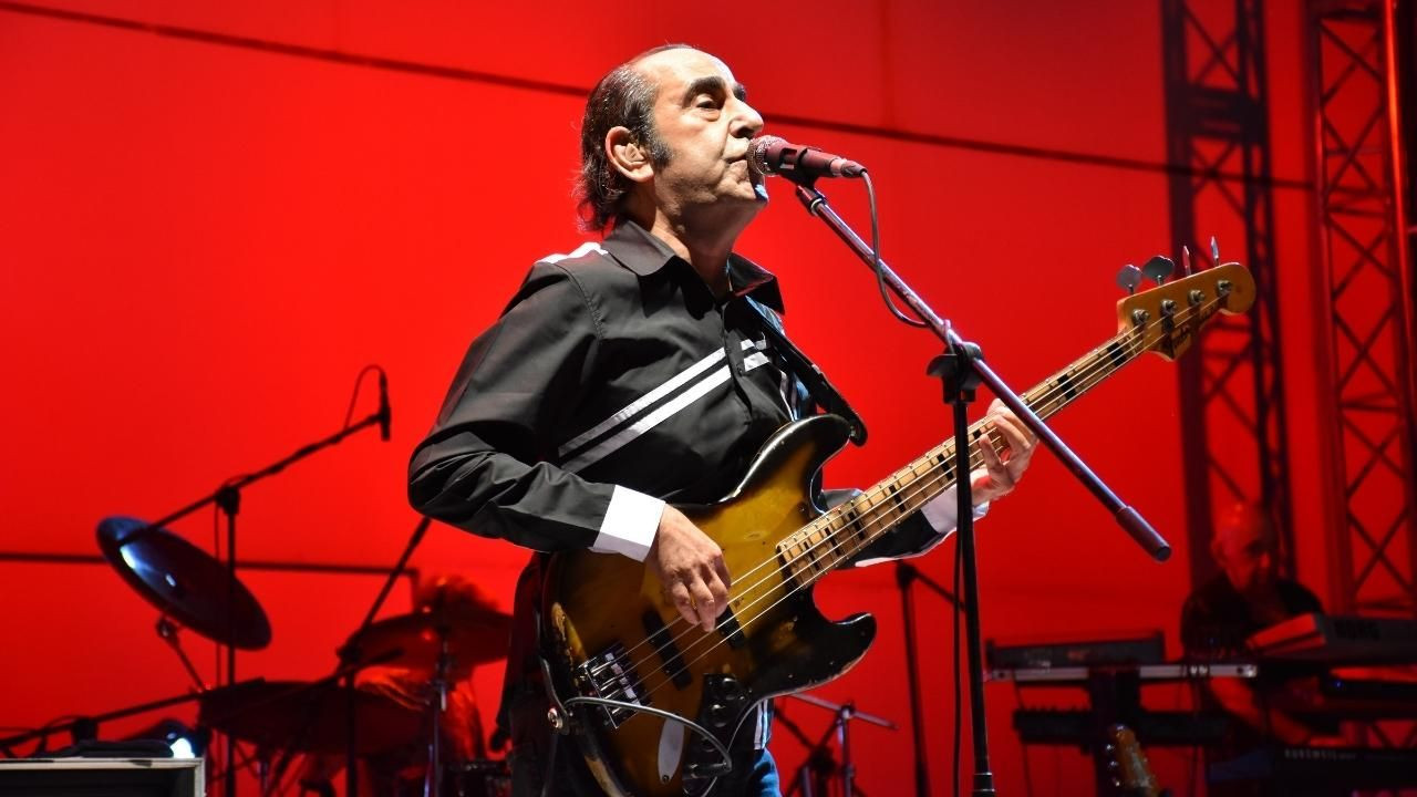 Sahnelerin tozunu attıran adam Özkan Uğur! - Sayfa 12