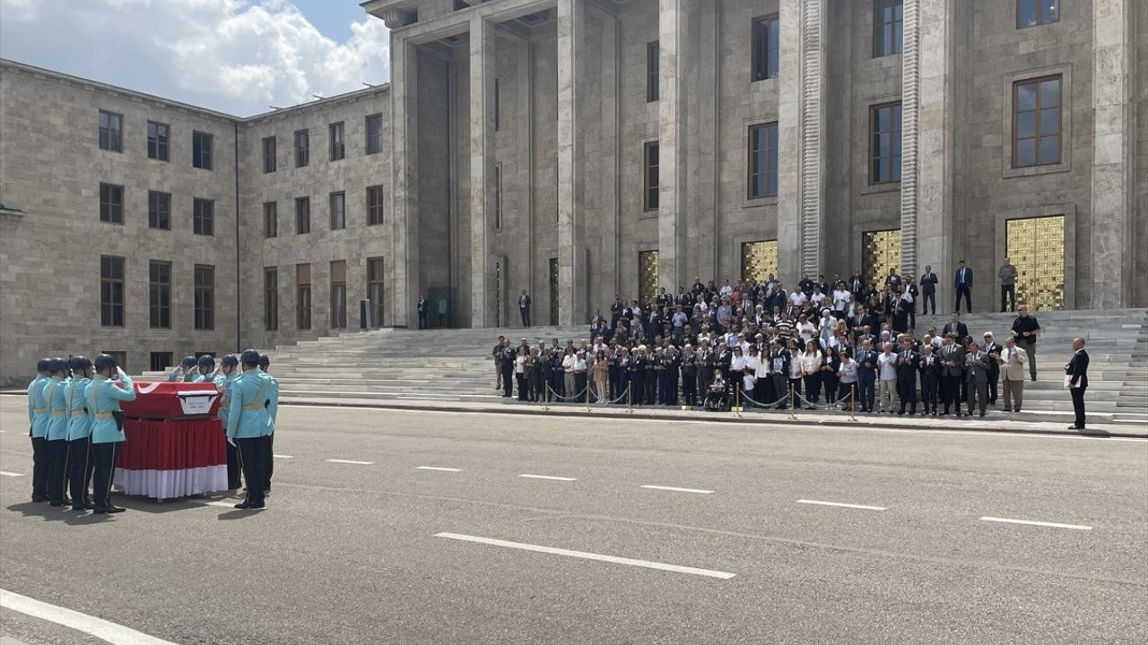 Eski bakan Karahan için Meclis’te tören düzenlendi