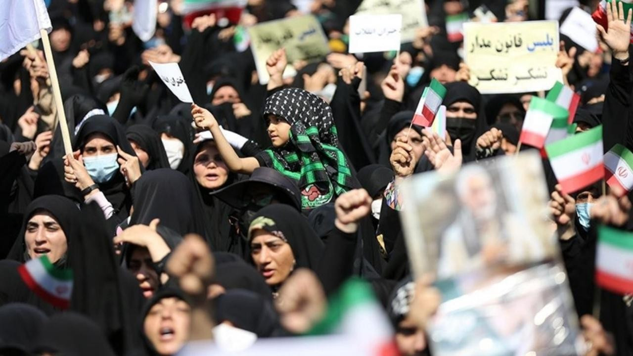 İran'da zorunlu başörtüsü kuralından taviz yok!