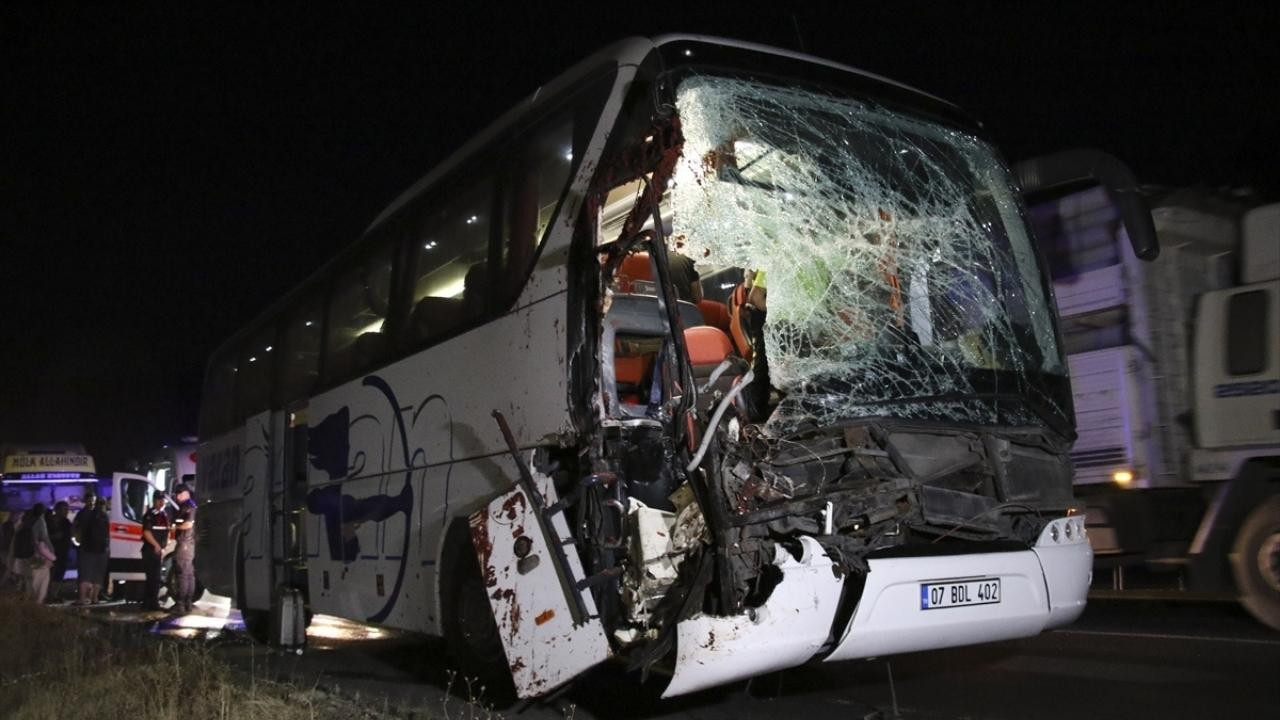 Uşak'ta yolcu otobüsü tıra çarptı: 15 yaralı!