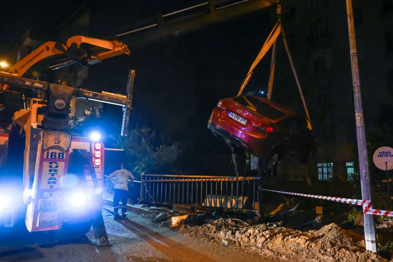 İstanbul'u vuran sel, ardında bu görüntüleri bıraktı!