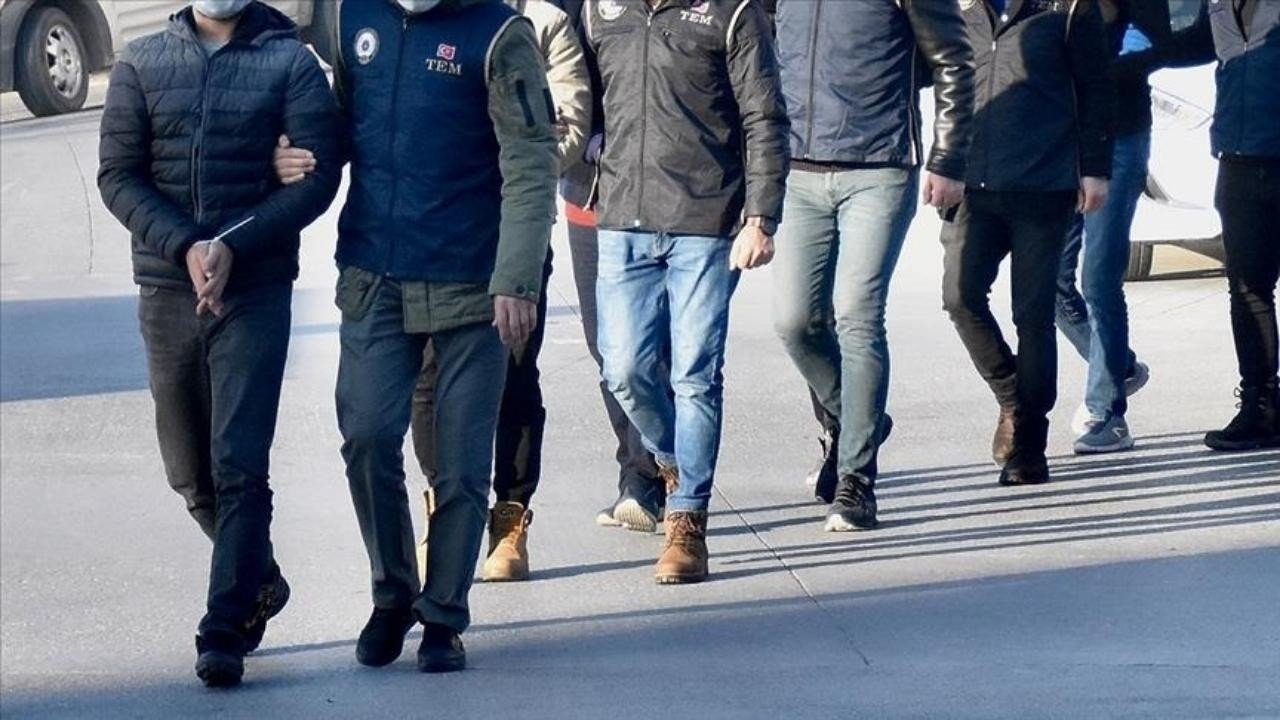İzmir'de FETÖ operasyonu: 16 zanlı tutuklandı