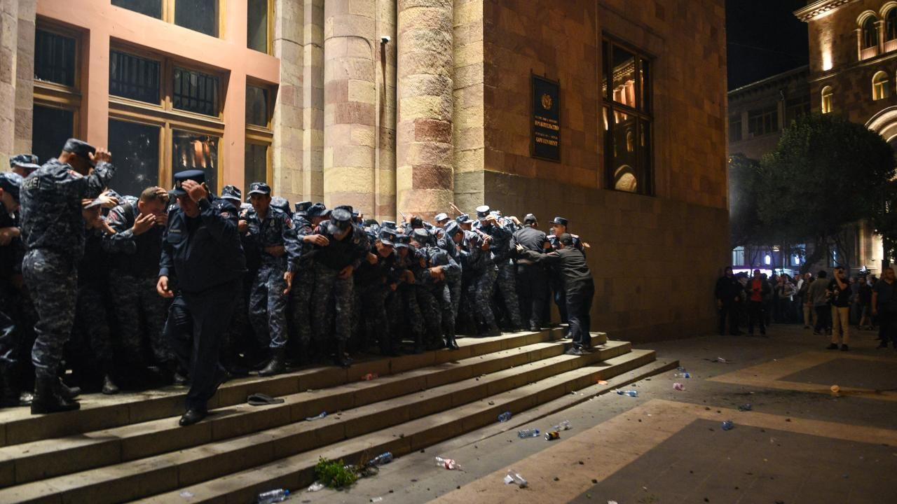 Ermenistan'da olaylı gece - Sayfa 8