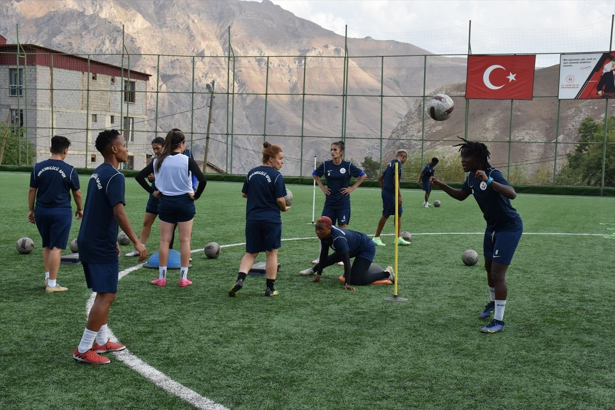 Hakkari’deki Ganalı kadın futbolcular! - Sayfa 2