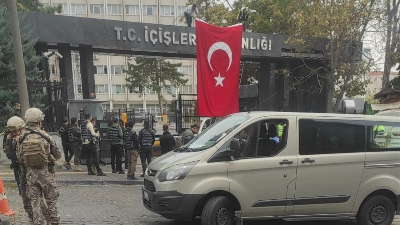 İçişleri Bakanlığı’na Türk bayrağı asıldı!