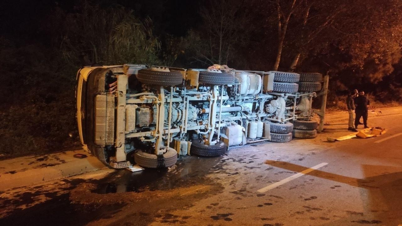 Beykoz'da virajı alamayan beton mikseri devrildi