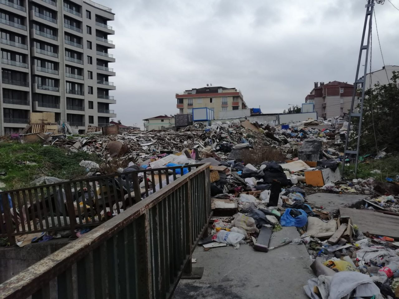 Beylikdüzü Belediyesi iş başında! Çöpler dağ oldu - Sayfa 1