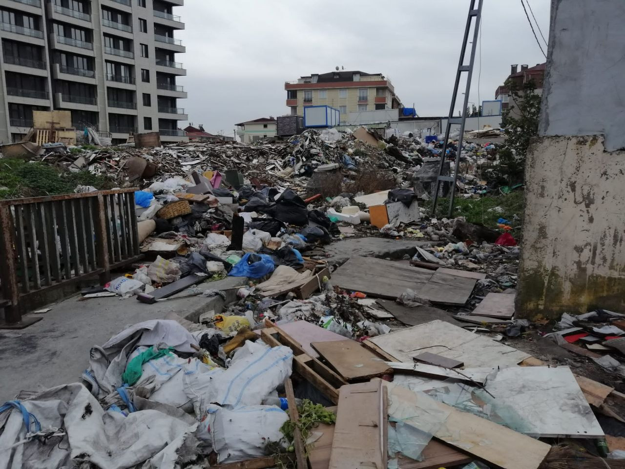 Beylikdüzü Belediyesi iş başında! Çöpler dağ oldu - Sayfa 4