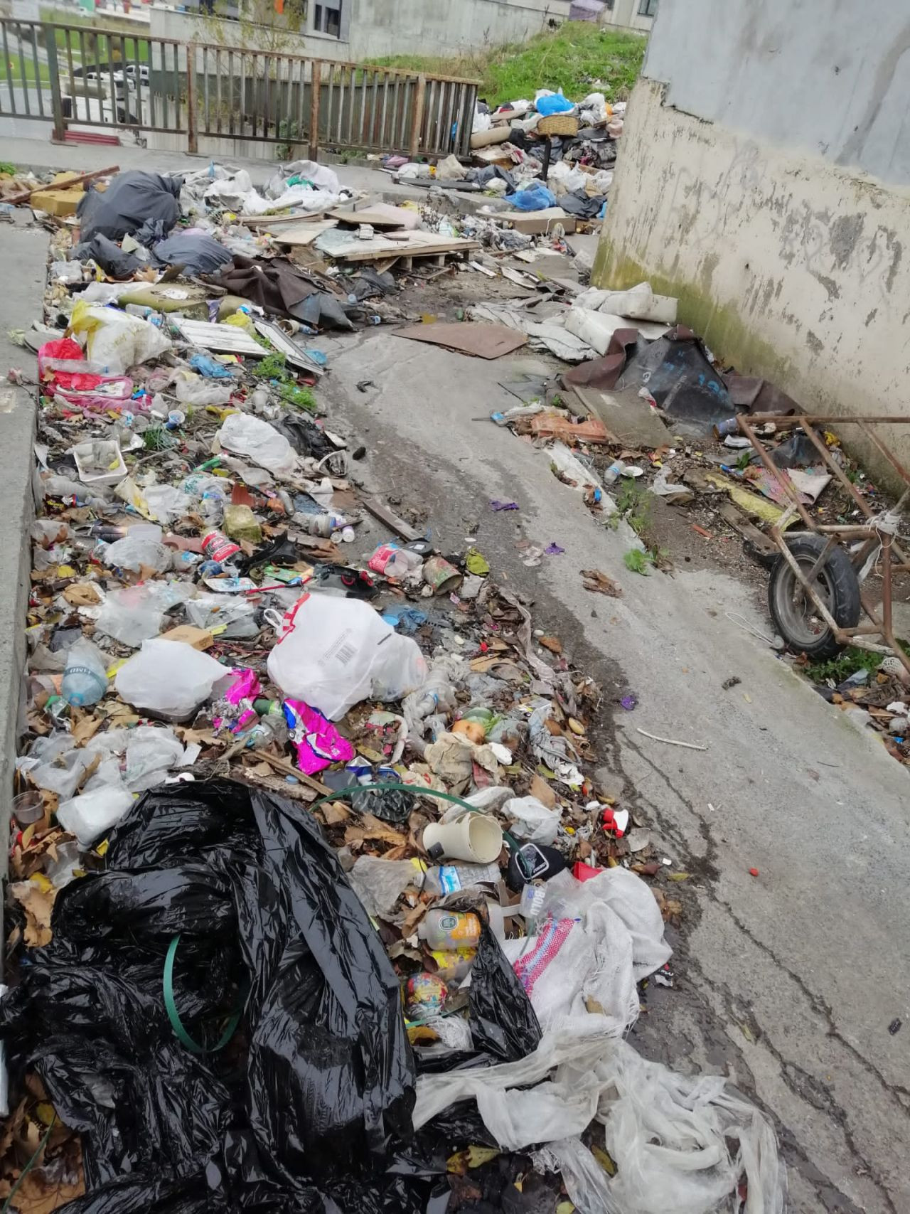 Beylikdüzü Belediyesi iş başında! Çöpler dağ oldu - Sayfa 7