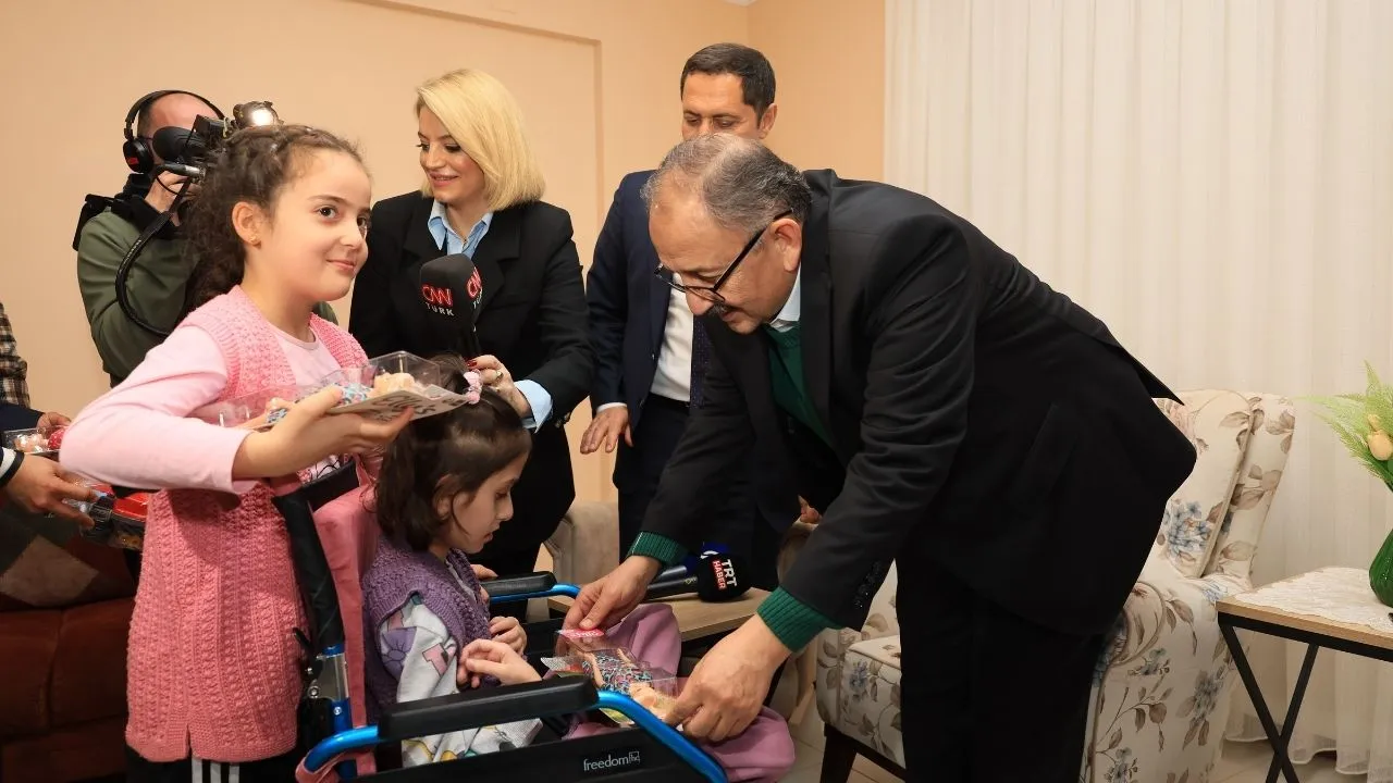 Bakan Özhaseki, Antakyalı depremzede aileye konuk oldu