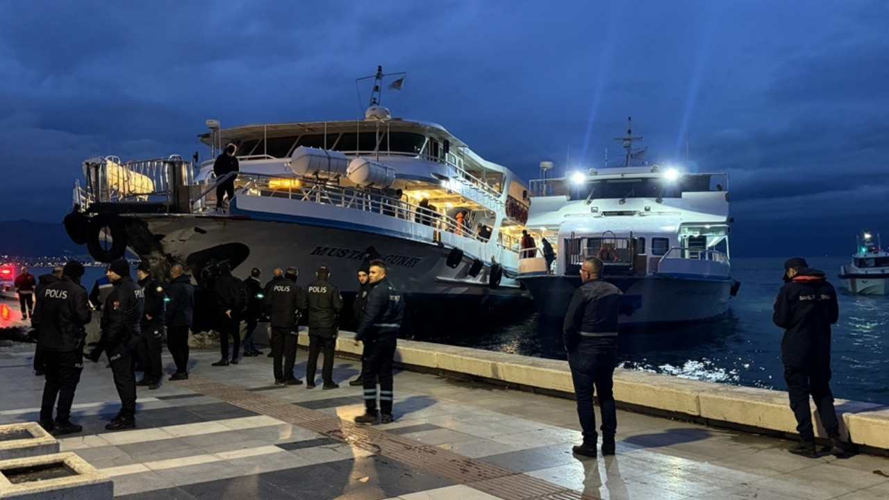 İzmir'de bir yolcu vapuru karaya çarptı