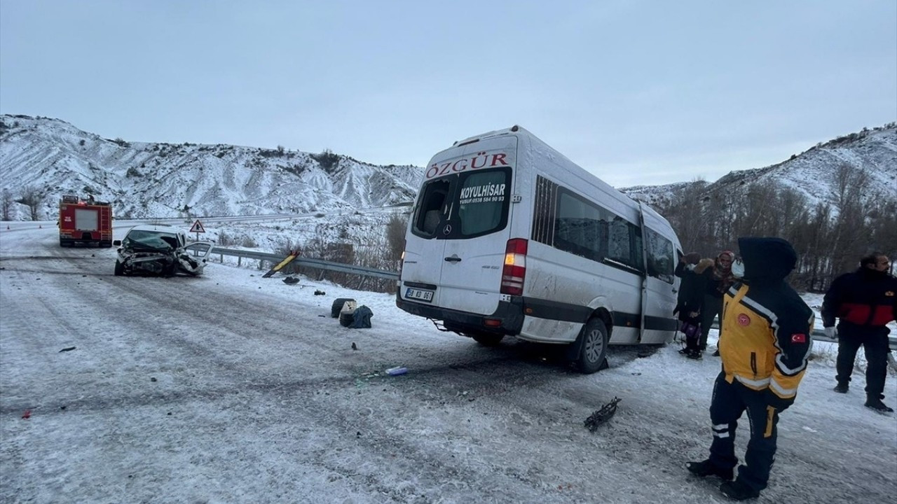 Sivas'ta feci kaza: Çok sayıda yaralı var