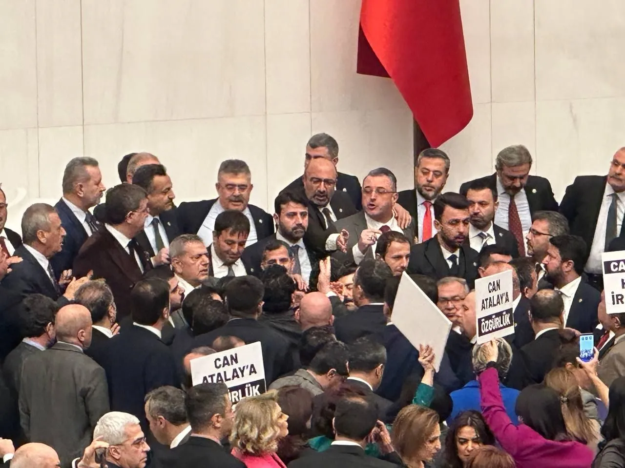 Can Atalay'ın milletvekilliği düşürüldü!