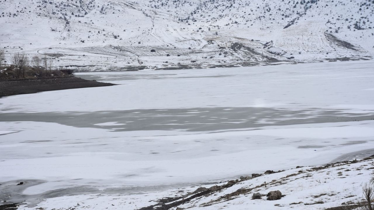 Sivas'ta, Yıldız Göleti buz tuttu
