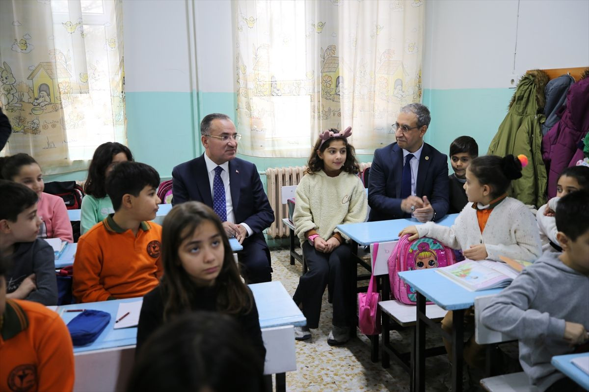 Yaşamını yitiren öğrenciler sınıflarında anıldı! - Sayfa 6