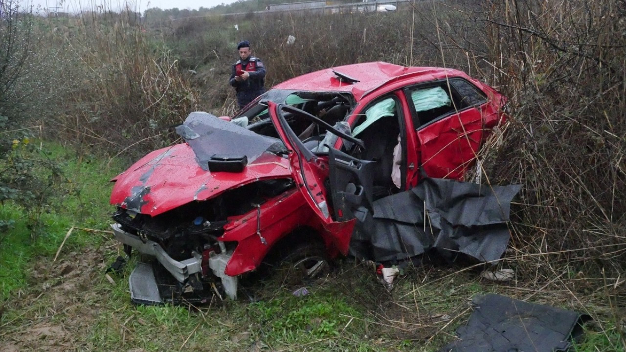 Şarampole devrilen aracın şoförü hayatını kaybetti