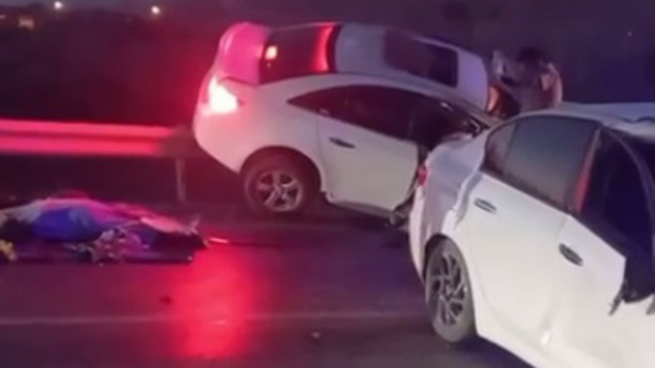 Ankara'da feci kaza: Otomobil bariyere saplandı!