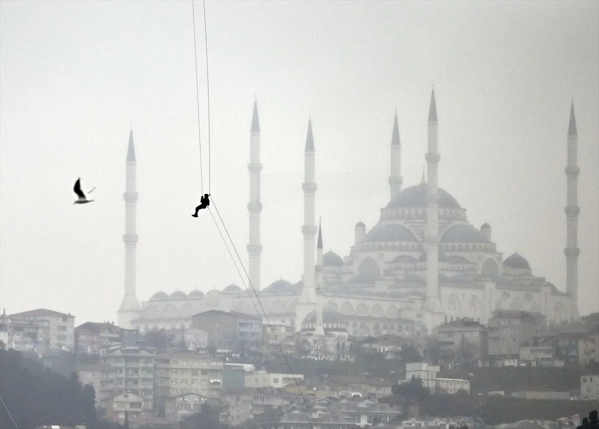 Kadın jandarmalar, 15 Temmuz Şehitler Köprüsü'nden halatlarla indi