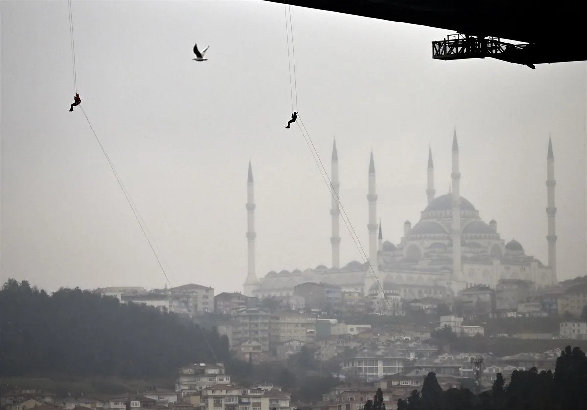 Kadın jandarmalar, 15 Temmuz Şehitler Köprüsü'nden halatlarla indi