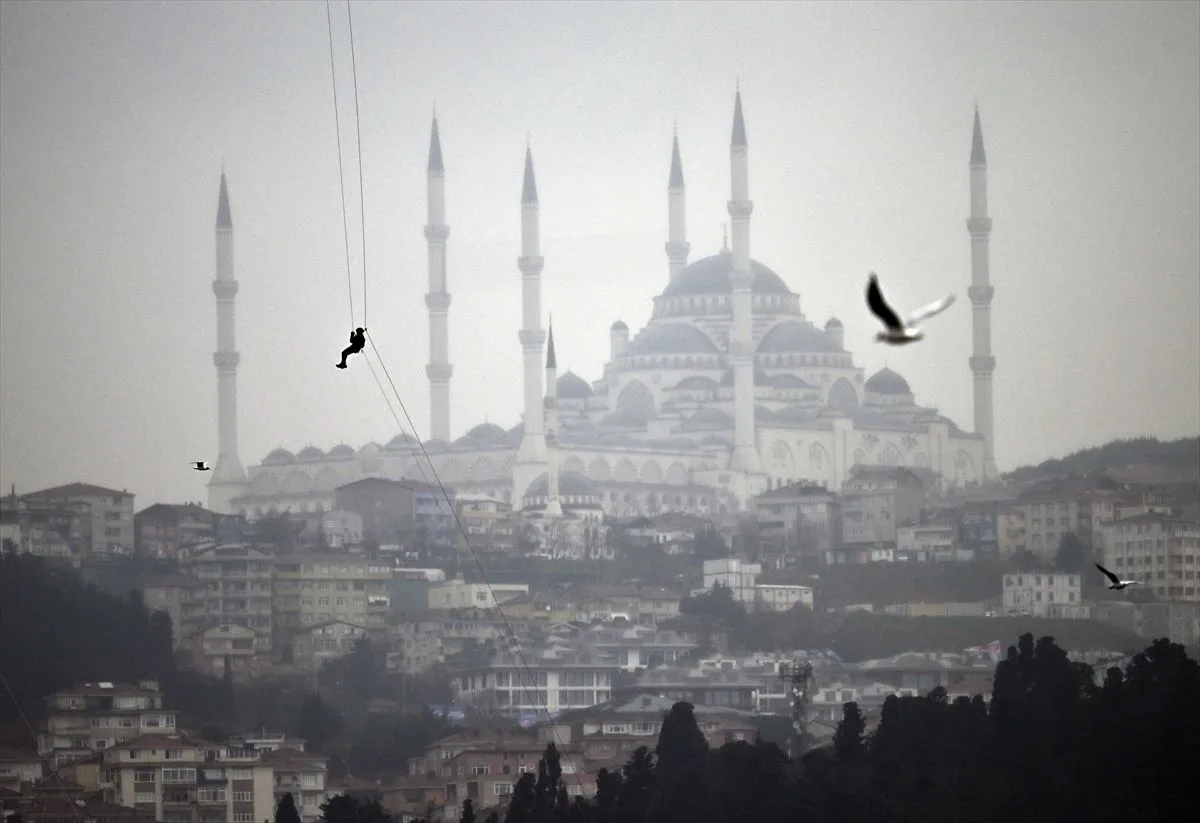 Kadın jandarmalar, 15 Temmuz Şehitler Köprüsü'nden halatlarla indi