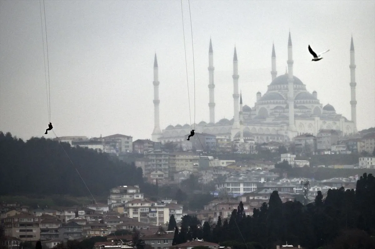 Kadın jandarmalar, 15 Temmuz Şehitler Köprüsü'nden halatlarla indi
