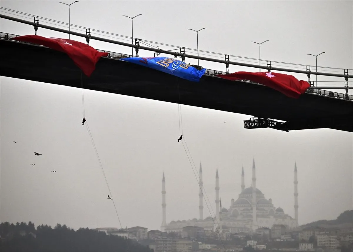 Kadın jandarmalar, 15 Temmuz Şehitler Köprüsü'nden halatlarla indi