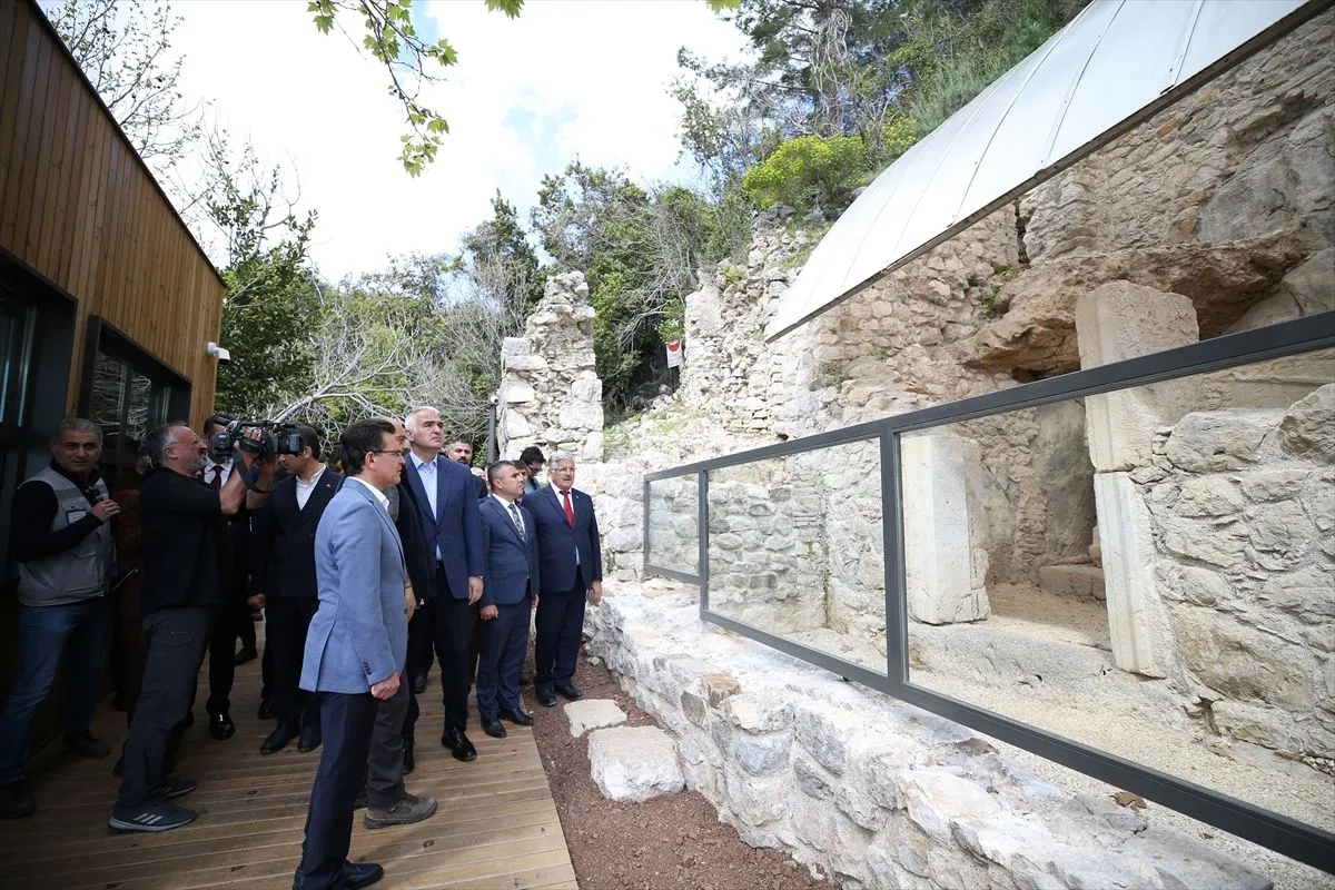 Yenilenen Olympos Antik Kenti'nin açılışı gerçekleştirildi