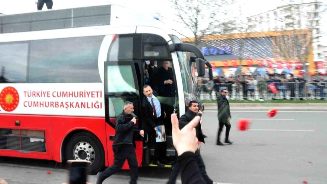 Erdoğan, çocuklara Togg'un oyuncağını dağıttı