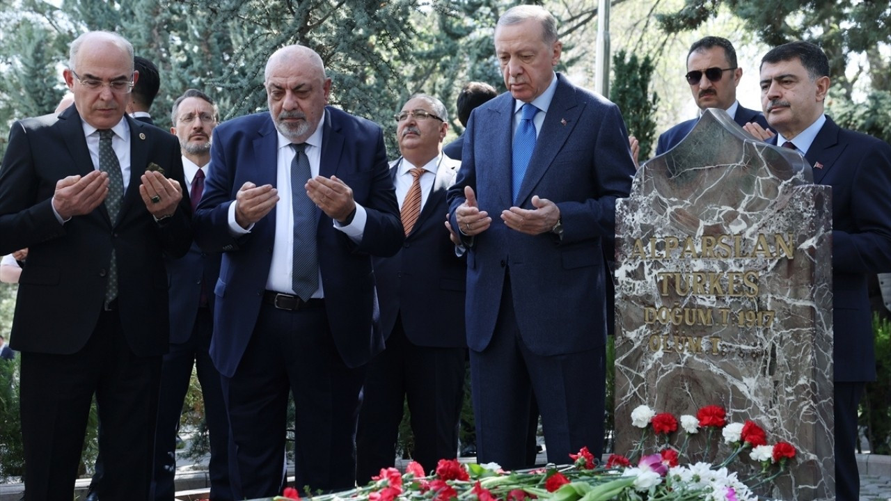 Erdoğan, Alparslan Türkeş'in kabrini ziyaret etti